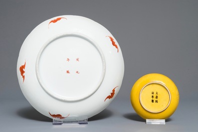 Une coupe en porcelaine de Chine jaune monochrome, marque et &eacute;poque de Tongzhi, et une assiette aux papillons, 19&egrave;me